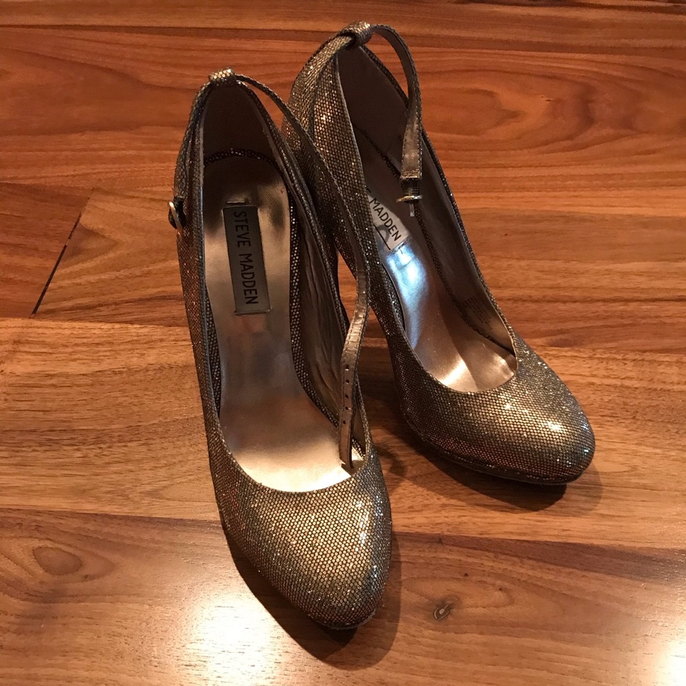 Gold sparkly pumps